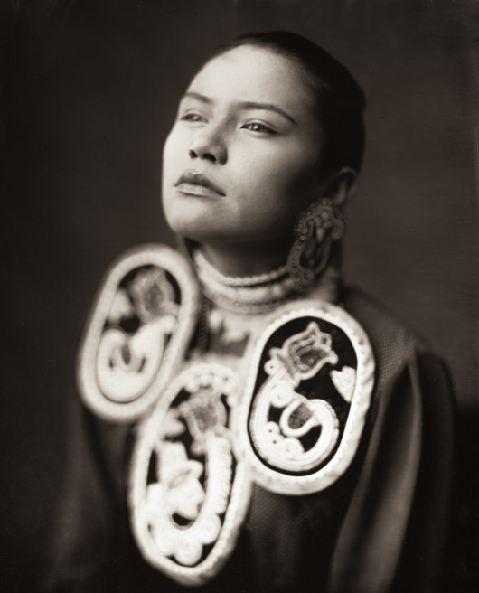 fot. Shane Balkowitsch, na zdjęciu Aiyana Rayne Burnstick. Z projektu Northern Plains Native Americans: A Modern Wet Plate Perspective