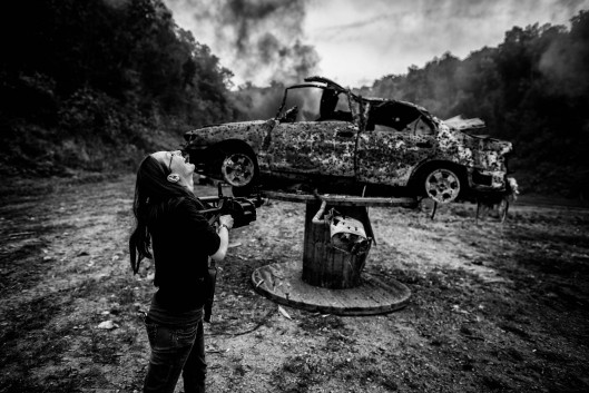 M. Scott Mahaskey, „Parada w Kentucky z okazji drugiej poprawki“ - III miejsce w kategorii Story-telling | Kiedy w 1960 roku zapoczątkowano „Machine Gun Shoot and Military Gun Show“ w wydarzeniu brała udział jedynie garstka ludzi. Odbywająca się dwa razy do roku w nieopodal Louisville (Kentucky) parada przyciąga około 13 tysięcy osób oglądających pokazy broni w pełni automatycznej i wojskowej. Jedną z atrakcji jest strzelanie do wraków samochodów i butli z propanem.