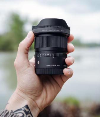 Sigma 12 mm f/1.4 DC Contemporary - jasne szkło dla vlogerów i krajobrazistów z aparatami APS-C