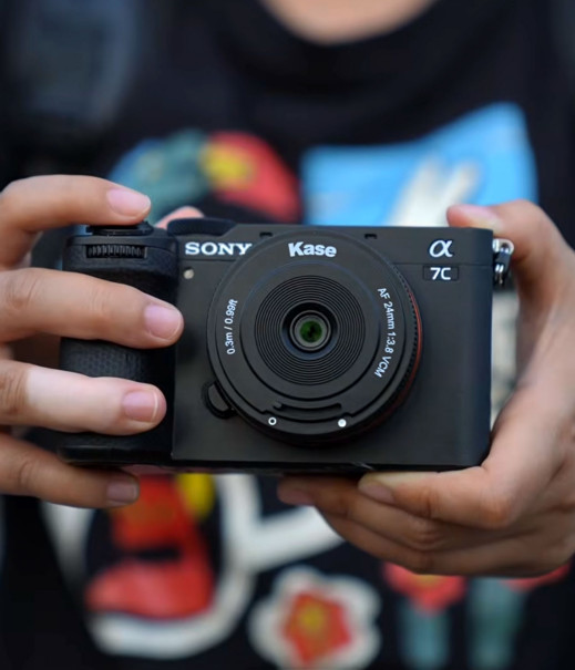 Kase AF 24 mm f/3.8 FE - niedrogi pancake AF ze znajomą konstrukcją