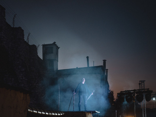 fot. Ramin Mazur, z cyklu The Proces dokumentującego produkcję przedstawienia Hamlet w jednym z mołdawskich więzień. Główna nagroda w kategorii The Photojournalist

Mołdawia może pochwalić się największym współczynnikiem osób osadzonych w więzieniach w całej Europie (względem liczebności całej populacji). Aby zwrócić uwagę na kwestie związane z tamtejszym systemem więziennictwa centrum sztuki Colliseum przez pół roku przygotowywało wspólnie z więźniami przedstawienie w najmocniej strzeżonym więzieniu w kraju.