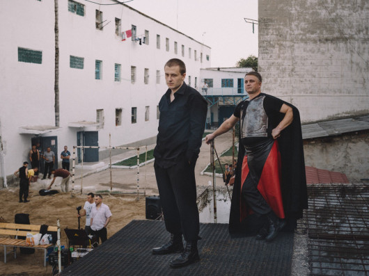 fot. Ramin Mazur, z cyklu The Proces dokumentującego produkcję przedstawienia Hamlet w jednym z mołdawskich więzień.


Mołdawia może pochwalić się największym współczynnikiem osób osadzonych w więzieniach w całej Europie (względem liczebności całej populacji). Aby zwrócić uwagę na kwestie związane z tamtejszym systemem więziennictwa centrum sztuki Colliseum przez pół roku przygotowywało wspólnie z więźniami przedstawienie w najmocniej strzeżonym więzieniu w kraju.