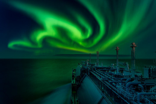 fot. Dmitri Rybalka, Polar Lights Dance, 1. miejsce w kategorii AuroraeW nocy pełniłem wartę jako trzeci oficer na statku, kiedy zauważyłem na niebie maleńką białą wstęgę zbliżającą się jak wąż. Wiedziałem już, że to jest to, na co czekałem. Wziąłem aparat, poszedłem na mostek, zająłem pozycję i czekałem, jak myśliwy na swoją zdobycz. Kilka minut później niebo było pełne jasnozielonych świateł tańczących w ciemności i oświetlających wszystko na swojej drodze.