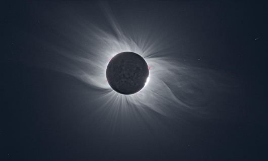 fot. Vincent Couchama, The Sun Sharing its Crow with a Comet, 2. miejsce w kat. Our SunTa kompozycja pokazuje pełen zakres wydarzeń, jakie może zaoferować całkowite zaćmienie Słońca: światło popielate, protuberancje, koraliki Baily'ego, chromosferę i koronę.