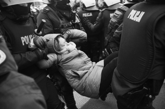 fot. Adam Kurlanc, Zespół Szkół Fototechnicznych w Warszawie, 1. nagroda w kategorii pojedynczej Young Poland. Demonstrantka wynoszona przez oddziały policji z ronda De Gaulle'a.