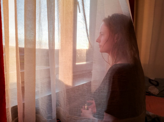 fot. Paulina Mazurek, Uniwersytet Warszawski, Krakowska Studencka Agencja Fotograficzna AGH, nominacja w kategorii pojedynczej Young Poland. Kasia, uczestniczka weekendowych rekolekcji Wspólnoty Twórców Chrześcijańskich Vera Icon zamyśla się przy porannym makijażu.