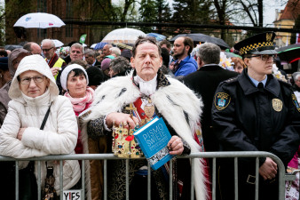 Czy dziś coś jeszcze łączy Polaków? Dowiedz się na wystawie Adriana Wykroty w galerii PIX.HOUSE