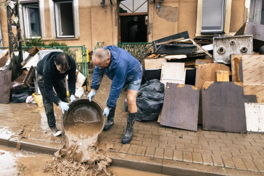 Fot. Filip Naumienko, Fotografie wykonane między 15 a 19 września 2024 roku. Autor skupił się na fotografowaniu mieszkańców miejsc najbardziej dotkniętych przez błyskawiczną powódź, by pokazać dramat tej katastrofy oraz to, jak ludzie walczą z nią i naprawiają jej skutki.1 nagroda w kat. Current Events - Stories / Grand Press Photo 2025