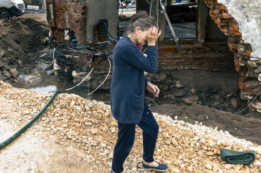 Fot. Filip Naumienko, Fotografie wykonane między 15 a 19 września 2024 roku. Autor skupił się na fotografowaniu mieszkańców miejsc najbardziej dotkniętych przez błyskawiczną powódź, by pokazać dramat tej katastrofy oraz to, jak ludzie walczą z nią i naprawiają jej skutki.1 nagroda w kat. Current Events - Stories / Grand Press Photo 2025