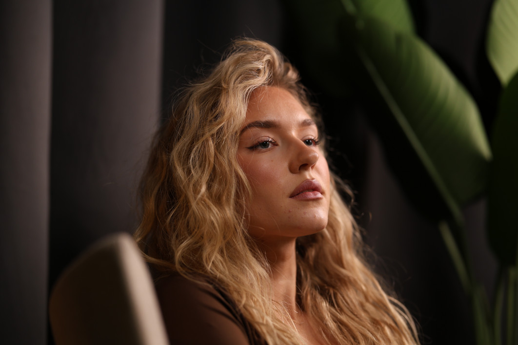 1/100 s, f/1.8, ISO 400, 85.0 mm