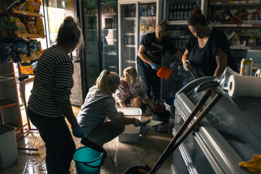 Fot. Filip Naumienko, Fotografie wykonane między 15 a 19 września 2024 roku. Autor skupił się na fotografowaniu mieszkańców miejsc najbardziej dotkniętych przez błyskawiczną powódź, by pokazać dramat tej katastrofy oraz to, jak ludzie walczą z nią i naprawiają jej skutki.1 nagroda w kat. Current Events - Stories / Grand Press Photo 2025