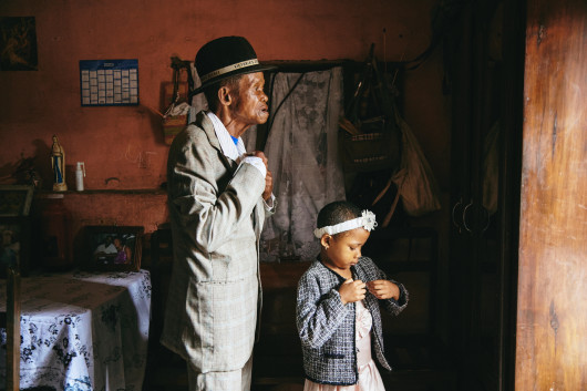 fot. LeeAnn Olwage, GEO, najlepszy reportaż z regionu Afryki / World Press Photo 2024Na Madagaskarze brak świadomości na temat demencji oznacza, że osoby wykazujące jej objawy są często stygmatyzowane. Cierpiący od lat na demencję Paul Rakotozandriny, Dada Paul (91), jest pod opieką swojej córki Fary Rafaraniriany (41). Ich historia ilustruje malgaską zasadę valim-babena - obowiązek pomocy rodzicom. Dzięki godnemu, intymnemu podejściu, projekt ten przedstawia inne spojrzenie na to schorzenie, a jednocześnie kwestionuje stereotyp Afryki, jako kraju skoncentrowanego na konfliktach.